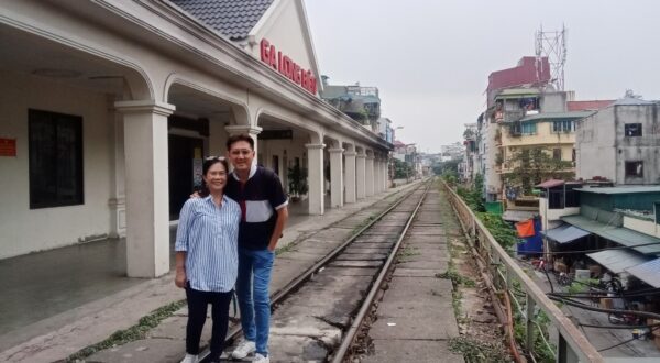 Hanoi train street cafe 20$